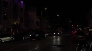 Collins Bulvarı 'nın güzel gece manzarası ve geçen arabalar. Miami Plajı. ABD.