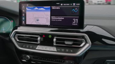 2023 BMW iX3 M-spor elektrikli arabanın iç görüntüsü. 