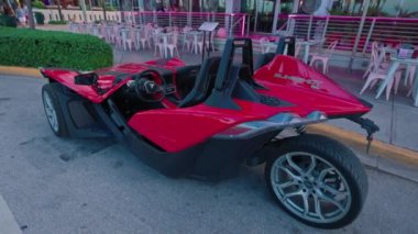 Miami Beach 'teki Ocean Drive' daki restoranın önünde park edilmiş kırmızı Polaris Sapanı 'nın yakın çekim görüntüsü. Florida mı? ABD. 