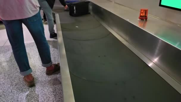 Zblízka Pohled Osoby Přijímající Zavazadla Zavazadel Kolotoč Letiště Vyzvednout Zavazadla — Stock video