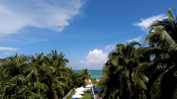 Piękny Widok Wybrzeże Oceanu Atlantyckiego Błękitne Niebo Białymi Chmurami Miami — Wideo stockowe