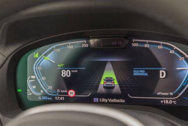 Yeni BMW iX3 M-spor elektrikli otomobille saatte 80 km hızla giden hız göstergesi tasarımının yakın görüntüsü.