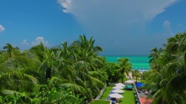 Atlantik kıyısının güzel manzarası ve mavi gökyüzü otel balkonundan beyaz bulutlarla kaplı. Miami Beach, Florida, ABD.