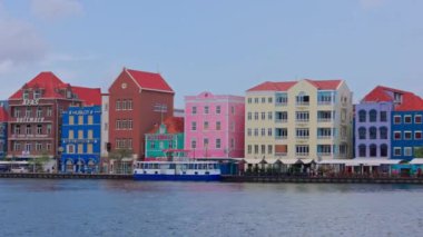 Willemstad 'ın merkezinde, arka planda koyu ve mavi gökyüzü olan güzel renkli evler. Turist seyahat kavramı. 