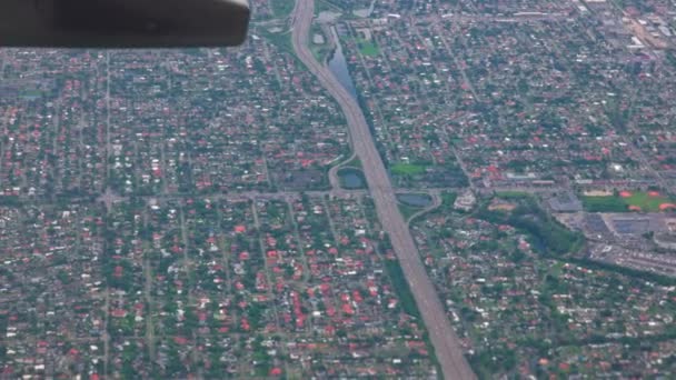 飞机着陆时在机翼下俯瞰美丽的迈阿密风景 — 图库视频影像
