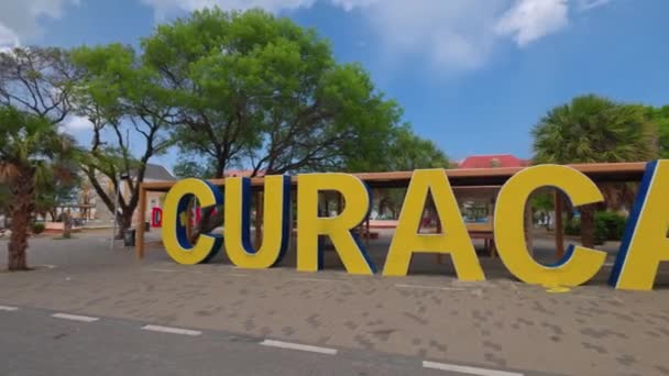 Prachtig Uitzicht Gele Letters Van Curacao Het Plein Het Centrum — Stockvideo