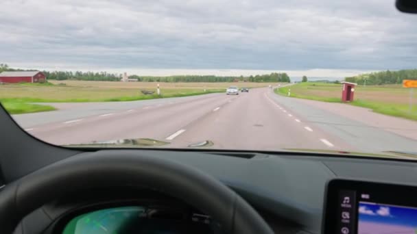 Widok Autostrady Poruszającymi Się Samochodami Przez Przednią Szybę Bmw Ix3 — Wideo stockowe
