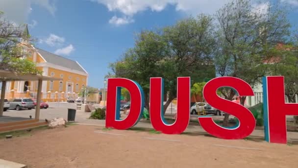 Willemstad Şehir Merkezindeki Dushi Kelimesinin Büyük Turuncu Harflerinin Yakın Görüntüsü — Stok video