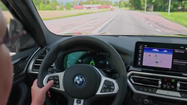 Widok Autostrady Elektrycznego Bmw Ix3 Sport Napędzany Przez Kierowcę Wnętrze — Wideo stockowe