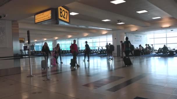 Wnętrze Lotniska Miami Pełne Pasażerów Miami Stany Zjednoczone — Wideo stockowe