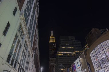 Empire State Binası 'nın binalar arasında güzel bir gece manzarası var. New York, Manhattan, ABD. 