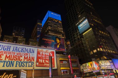 Manhattan 'da gökdelenleri olan ve arka planda televizyon reklamları olan gece Broadway manzarası. - New York. ABD.