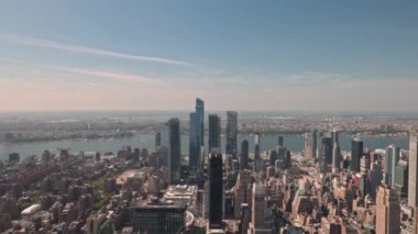 Hudson Nehri 'nin arkasındaki Manhattan' daki gökdelenlere kadar uzanan güzel panoramik manzara. New York, ABD.