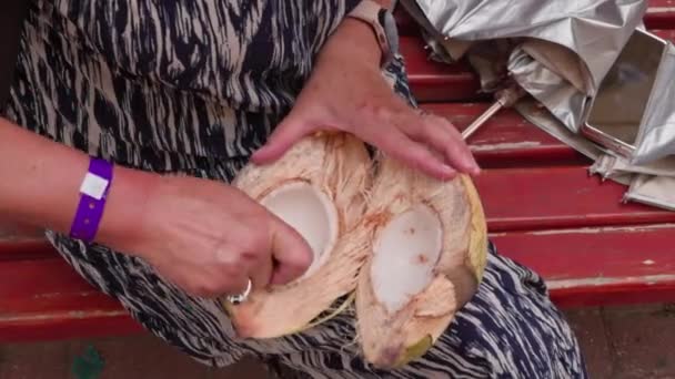 Turystka Jedząca Pyszne Kokosy Ławce Miejskiej Curacao — Wideo stockowe