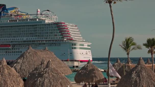 Widok Pięknego Statku Wycieczkowego Turystami Kolejce Górskiej Porcie Curacao — Wideo stockowe