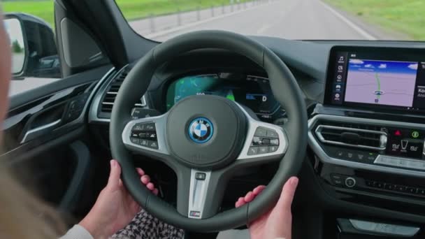 Krásný Výhled Interiéru Elektromobilu Bmw Ix3 Sport Jedoucího Dálnici Rychlostí — Stock video