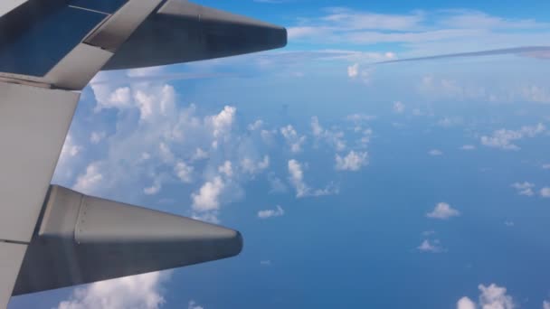 Piękny Widok Okna Samolotu Niekończących Się Obszarów Błękitnego Nieba Bujnych — Wideo stockowe