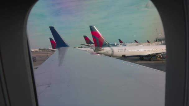 从飞机起飞的窗口看到停放的飞机 迈阿密 — 图库视频影像