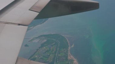 Miami havaalanına inmeden önce Atlantik kıyı şeridinin uçak penceresinden güzel manzara.