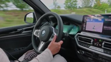 Yeni BMW iX3 M spor elektrikli otomobilin güzel manzarası. Otobanda vites ve kontrol paneli olan kadın sürücü.. 