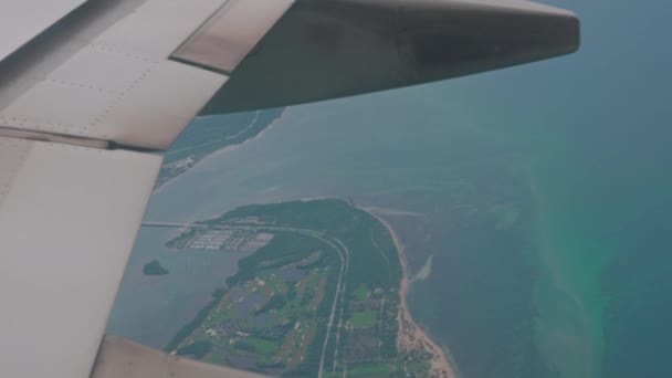 Piękny Widok Okna Samolotu Wybrzeża Atlantyku Przed Lądowaniem Lotnisku Miami — Wideo stockowe