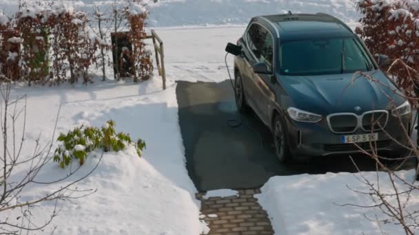 Close Widok Parking Prywatnym Domu Samochodem Elektrycznym Bmw Ix3 Podłączony — Wideo stockowe