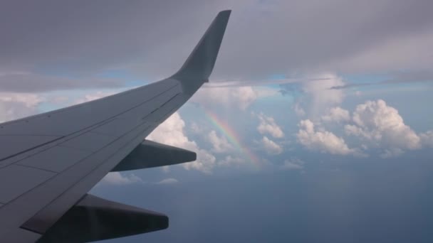 Wspaniały Widok Skrzydło Samolotu Tęczę Między Białymi Chmurami Podczas Lotu — Wideo stockowe