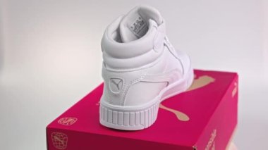 Güzel bir kış manzarası. Beyaz Puma spor ayakkabıları. Dönen diskte kutusu var..