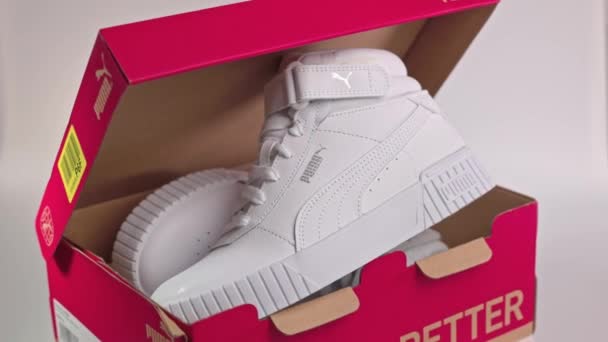 Close Άποψη Του Χειμώνα Λευκό Puma Sneakers Ανοιχτό Κουτί Περιστρεφόμενο — Αρχείο Βίντεο