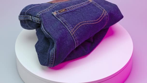Vista Close Saia Jeans Lee Azul Disco Rotativo Contra Fundo — Vídeo de Stock