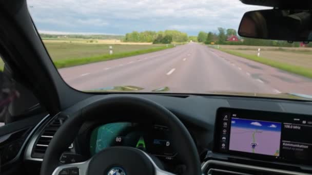 Bmw Ix3 Mスポーツ電気自動車のインテリアから女性ドライバーと一緒に高速道路を運転 — ストック動画