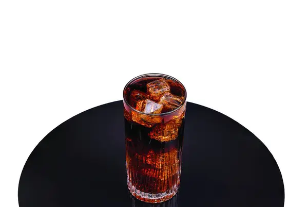 Крупный План Карбонизированного Напитка Кубиками Льда Белом Фоне — стоковое фото