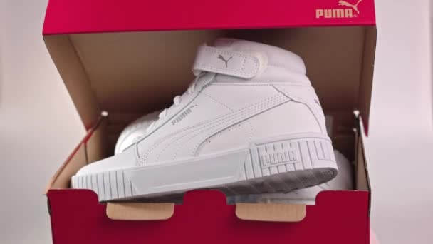 Vista Alte Sneakers Puma Bianche Con Scatola Aperta Disco Rotante — Video Stock