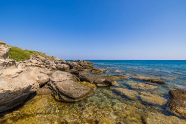 Yunanistan 'ın Rodos adasındaki dağlık Akdeniz kıyılarının güzel manzarası.