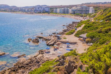 Yunanistan 'ın Rodos adasındaki plajlı dağlık Akdeniz kıyılarının güzel manzarası otellerin arka planında. Rodos. Yunanistan. 