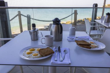 Karayip Denizi 'ne bakan Aruba Adası' ndaki açık hava kahvaltı restoranının yakın görüntüsü..