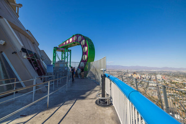 Вид на панораму Лас-Вегаса с башни Stratfor казино отеля Strat с навесом и каруселью. 