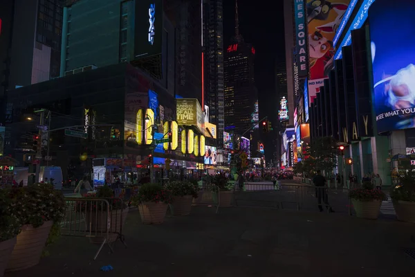 纽约百老汇大街上的时代广场上 人们四处走走 美丽的夜景 — 图库照片