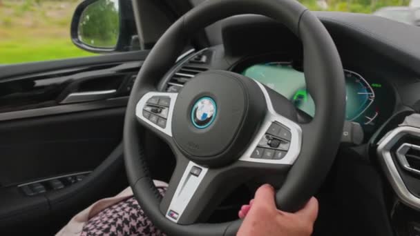 Bmw Ix3 Sport Elektromos Autó Belső Terének Megtekintése Kijelzővel Vezérlőpanellel — Stock videók