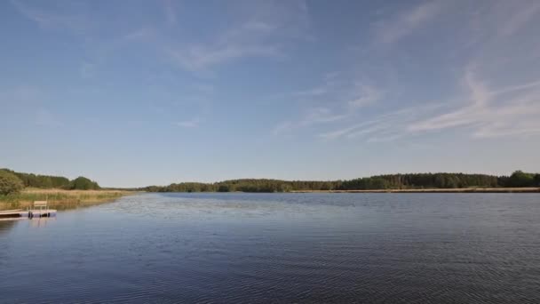 배경에 호수의 아름다운 스웨덴의 — 비디오