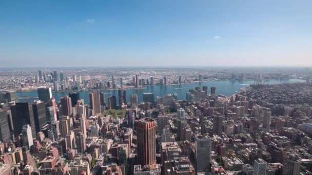 在哈德逊河背景的曼哈顿摩天大楼上 全景尽收眼底 New York Usa — 图库视频影像