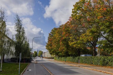 Aydınlık bir sonbahar gününde güzel Uppsala şehir manzarası. İsveç. Avrupa. 