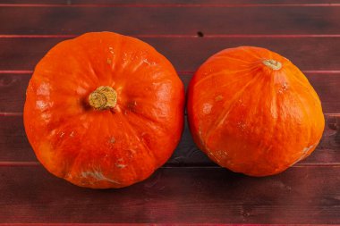 Ahşap arka planda izole edilmiş iki olgun balkabağı görüntüsü. Cadılar Bayramı konsepti. 