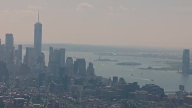 Hudson Nehri 'ndeki Manhattan ve Özgürlük Heykeli' nin güzel hava manzarası. ABD. New York.