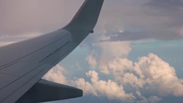 Vacker Utsikt Från Flygplansfönstret Till Molnig Blå Himmel Med Regnbåge — Stockvideo