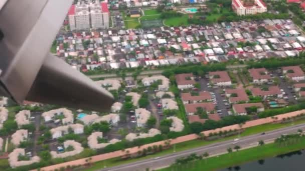 Vacker Antenn Utsikt Över Miami Landskap Flygplan Vinge Landning Förenta — Stockvideo