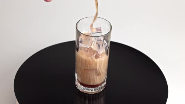 Man Gieten Van Frisdrank Glas Met Ijsblokjes Draaiende Schijf Langzame — Stockvideo