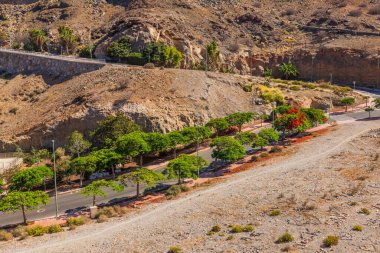 Dağlar arasında otobandan Gran Canaria adasının güzel dağ manzarası.