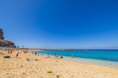 Sıcak yaz gününde Atlantik Okyanusu 'nun Atlantik kıyısındaki Amadores sahilindeki insanlar. Büyük Kanarya. İspanya