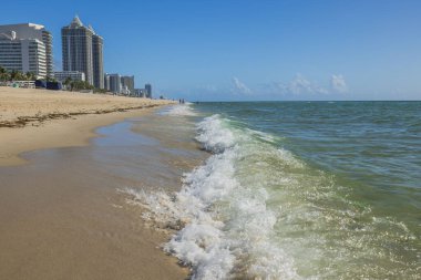 Atlantik Okyanusu 'nun güzel kumlu sahili kıyıya vuran dalgalarla dolu. Miami Plajı. ABD.